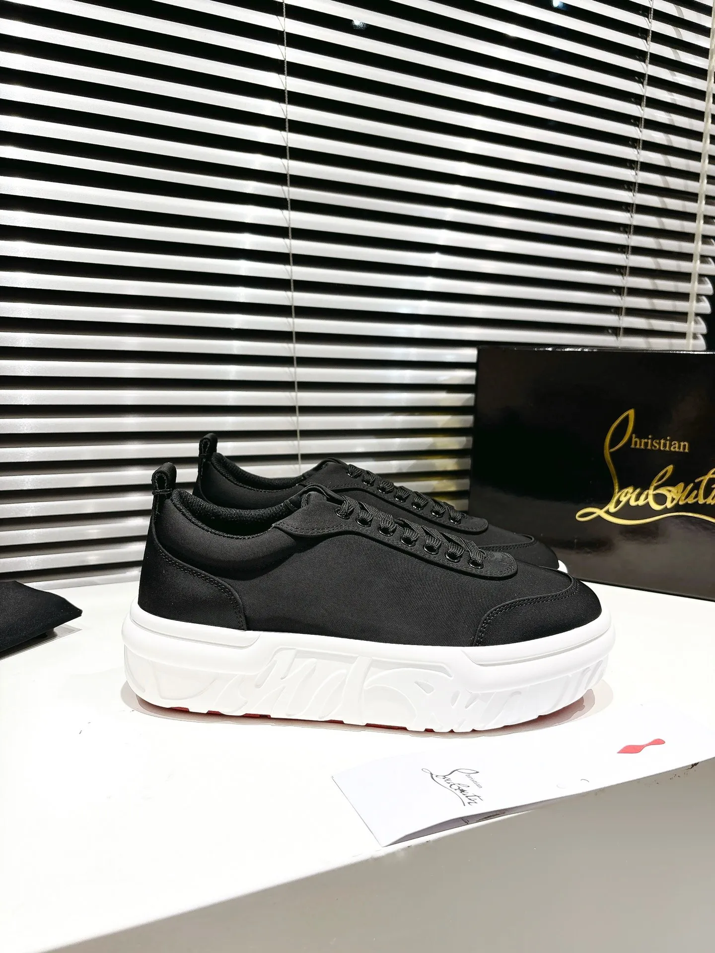 👟👟Ex-factory price 640👟👟 ╔Low-top canvas thick-soled sneakers-black╗ ·Top version customization·2025𝐬𝐬 𝑪𝒉𝒓𝒊𝒔𝒕𝒊𝒂𝒏 𝑳𝒐𝒖𝒃𝒐𝒖𝒕𝒊𝒏 Maison Christian Louboutin Choukario low-top sneakers with an urban feel. Featuring laces and a heel tab at the top, this sneaker is made entirely of Smoke Gray nylon for a softer construction. It features an embossed sole made of environmentally friendly biosourced EVA. ▪️No matter the last type, fabric, diamonds, nails, lining, outsole, it is as close as possible to ZP... ▪️The original sole is specially provided by the original factory ▪️The lining is imported water-dyed cowhide ▪���Private customization time is about 3-7 days —————— Size: Men's 39M-46M